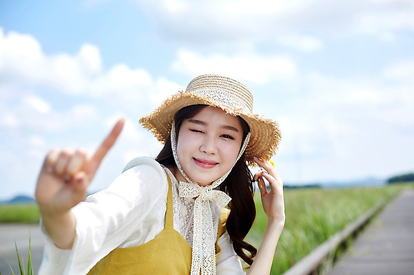 포토 JPG 주간 구름 여자 손가락 하늘 윙크 한명 서기 미소 사람 손짓 상반신 20대 야외 앞모습 맑음 한국인 즐거움 챙모자 가교 화성시 성인여자한명만 우음도 갈대습지 국내포토 자연요소 모자_잡화 1 건축물 손 감정 뷰포인트 섬 모션 날씨 표정 동양인 청년 습지 경기도 화성_경기도 여자한명만 성인여자만 파일형식
