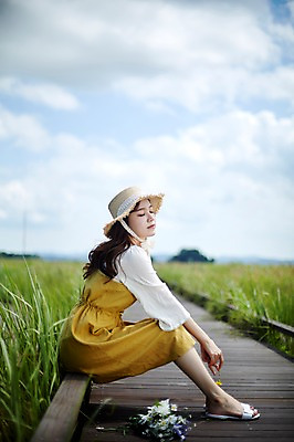 포토 JPG 주간 전신 구름 여자 꽃 하늘 휴식 한명 사람 앉기 20대 야외 옆모습 눈감음 맑음 한국인 즐거움 챙모자 가교 화성시 성인여자한명만 우음도 갈대습지 국내포토 자연요소 식물 모자_잡화 1 건축물 감정 뷰포인트 섬 컨셉 모션 날씨 동양인 청년 습지 경기도 화성_경기도 여자한명만 성인여자만 파일형식