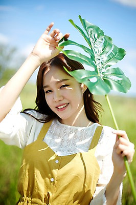 포토 JPG 주간 여자 하늘 나뭇잎 한명 서기 미소 들기 사람 상반신 20대 야외 앞모습 맑음 한국인 즐거움 화성시 성인여자한명만 우음도 갈대습지 국내포토 자연요소 1 감정 뷰포인트 섬 잎 모션 날씨 표정 동양인 청년 습지 경기도 화성_경기도 여자한명만 성인여자만 파일형식