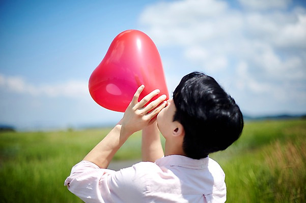 포토 JPG 주간 구름 남자 하늘 한명 서기 사람 상반신 20대 야외 뒷모습 맑음 한국인 하트 즐거움 하트풍선 풍선불기 화성시 성인남자한명만 우음도 갈대습지 국내포토 자연요소 모양 1 감정 뷰포인트 섬 모션 날씨 동양인 청년 습지 불기 풍선 경기도 화성_경기도 남자한명만 성인남자만 파일형식