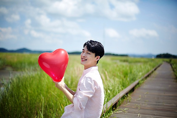 포토 JPG 주간 구름 남자 하늘 한명 미소 들기 사람 앉기 상반신 20대 야외 옆모습 한국인 하트풍선 풍선 가교 화성시 성인남자한명만 우음도 갈대습지 국내포토 자연요소 1 건축물 뷰포인트 섬 모션 표정 동양인 청년 하트 습지 경기도 화성_경기도 남자한명만 성인남자만 파일형식