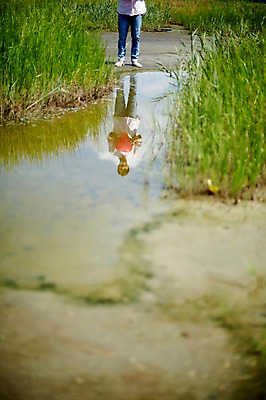 포토 JPG 주간 남자 한명 서기 들기 사람 20대 야외 앞모습 물 반사 한국인 하반신 하트 하트풍선 풍선 화성시 성인남자한명만 우음도 갈대습지 국내포토 자연요소 모양 1 뷰포인트 섬 모션 동양인 청년 습지 경기도 화성_경기도 남자한명만 성인남자만 파일형식