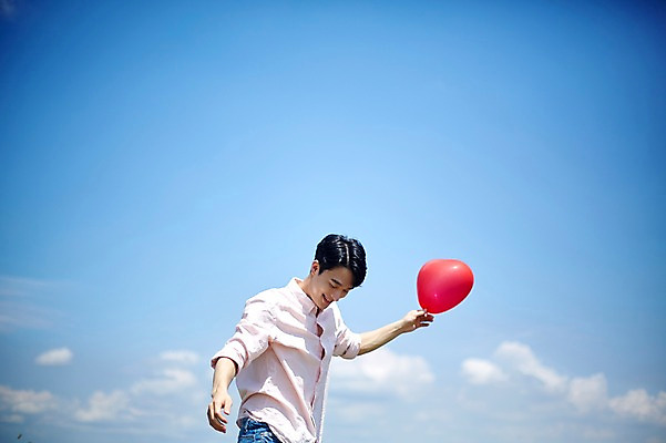 포토 JPG 주간 구름 남자 하늘 한명 서기 들기 사람 상반신 20대 야외 옆모습 맑음 한국인 즐거움 풍선 화성시 성인남자한명만 내려보기 우음도 갈대습지 국내포토 자연요소 1 감정 뷰포인트 섬 모션 날씨 동양인 청년 습지 경기도 화성_경기도 남자한명만 성인남자만 파일형식