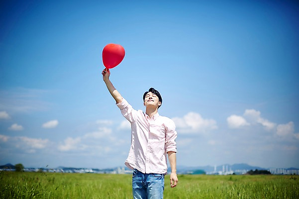 포토 JPG 주간 남자 하늘 한명 서기 들기 사람 상반신 20대 야외 앞모습 손들기 눈감음 맑음 한국인 하트 하트풍선 풍선 화성시 성인남자한명만 우음도 갈대습지 국내포토 자연요소 모양 1 뷰포인트 섬 모션 날씨 동양인 청년 습지 경기도 화성_경기도 남자한명만 성인남자만 파일형식