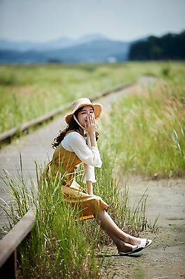 포토 JPG 주간 전신 여자 휴식 한명 미소 사람 앉기 20대 야외 옆모습 맑음 한국인 다리 즐거움 얼굴가리기 가교 화성시 성인여자한명만 우음도 갈대습지 국내포토 자연요소 1 건축물 감정 뷰포인트 섬 컨셉 모션 날씨 표정 동양인 청년 가림 습지 경기도 여자한명만 성인여자만 파일형식 건축 한국 인종 성인 여자만 성인만 아시아 나라