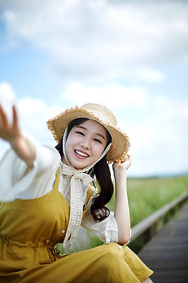 포토 JPG 주간 구름 여자 한명 미소 사람 앉기 손짓 상반신 20대 야외 앞모습 손들기 맑음 한국인 즐거움 가교 화성시 성인여자한명만 우음도 갈대습지 국내포토 자연요소 1 건축물 감정 뷰포인트 섬 모션 날씨 표정 동양인 청년 습지 경기도 화성_경기도 여자한명만 성인여자만 파일형식