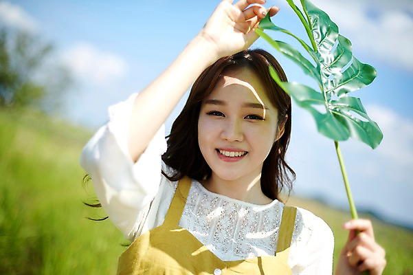 포토 JPG 주간 여자 나뭇잎 한명 미소 들기 사람 상반신 20대 야외 앞모습 맑음 한국인 즐거움 화성시 성인여자한명만 우음도 갈대습지 국내포토 자연요소 1 감정 뷰포인트 섬 잎 모션 날씨 표정 동양인 청년 습지 경기도 화성_경기도 여자한명만 성인여자만 파일형식