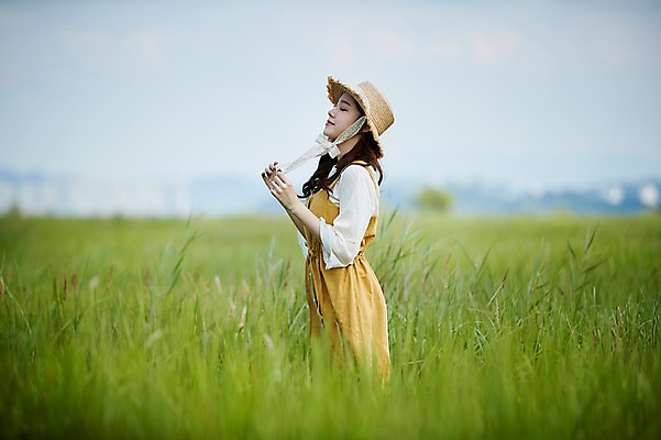 포토 JPG 주간 여자 하늘 한명 서기 사람 상반신 20대 야외 옆모습 눈감음 한국인 잡기 즐거움 힐링 화성시 성인여자한명만 우음도 갈대습지 국내포토 자연요소 1 감정 뷰포인트 섬 모션 동양인 청년 습지 경기도 화성_경기도 여자한명만 성인여자만 파일형식