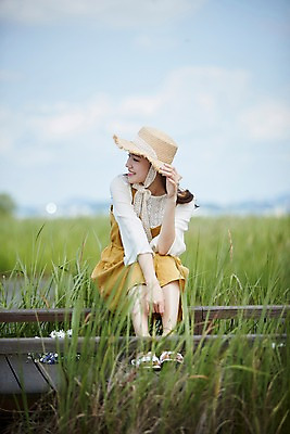 포토 JPG 주간 전신 구름 응시 여자 꽃 꽃다발 하늘 휴식 한명 미소 사람 앉기 20대 야외 옆모습 맑음 한국인 즐거움 가교 화성시 성인여자한명만 우음도 갈대습지 국내포토 자연요소 식물 1 건축물 시선 감정 뷰포인트 섬 컨셉 모션 날씨 표정 동양인 청년 습지 경기도 화성_경기도 여자한명만 성인여자만 파일형식