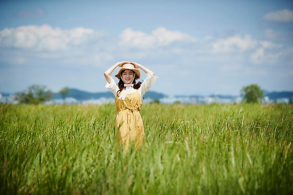 포토 JPG 주간 구름 여자 하늘 한명 서기 미소 사람 상반신 20대 야외 앞모습 손들기 맑음 한국인 즐거움 힐링 화성시 성인여자한명만 우음도 갈대습지 국내포토 자연요소 1 감정 뷰포인트 섬 모션 날씨 표정 동양인 청년 습지 경기도 화성_경기도 여자한명만 성인여자만 파일형식