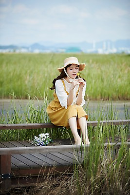 포토 JPG 주간 전신 응시 여자 꽃 꽃다발 휴식 한명 사람 앉기 20대 야외 앞모습 여름 맑음 한국인 다리 힐링 챙모자 가교 화성시 성인여자한명만 우음도 갈대습지 국내포토 자연요소 식물 모자 1 건축물 시선 계절 뷰포인트 섬 컨셉 모션 날씨 동양인 청년 습지 경기도 여자한명만 성인여자만 파일형식 잡화 건축 한국 인종 성인 여자만 성인만 아시아 나라