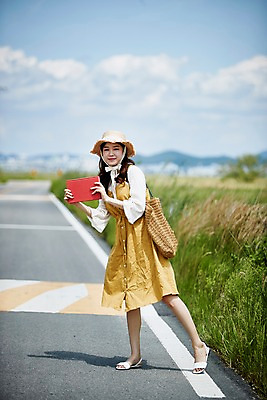 포토 JPG 주간 전신 구름 여자 도로 하늘 한명 서기 들기 사람 20대 야외 앞모습 책 여름 맑음 한국인 챙모자 히치하이킹 화성시 성인여자한명만 우음도 갈대습지 국내포토 자연요소 모자_잡화 1 계절 길 뷰포인트 섬 여행 교통시설 모션 날씨 동양인 청년 습지 경기도 화성_경기도 여자한명만 성인여자만 파일형식
