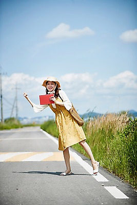 포토 JPG 주간 전신 구름 여자 도로 하늘 한명 서기 미소 들기 사람 손짓 초원 20대 야외 앞모습 책 여름 맑음 한국인 즐거움 챙모자 히치하이킹 화성시 성인여자한명만 우음도 갈대습지 국내포토 자연요소 모자_잡화 1 계절 감정 길 뷰포인트 섬 여행 교통시설 모션 날씨 표정 동양인 청년 습지 경기도 화성_경기도 여자한명만 성인여자만 파일형식