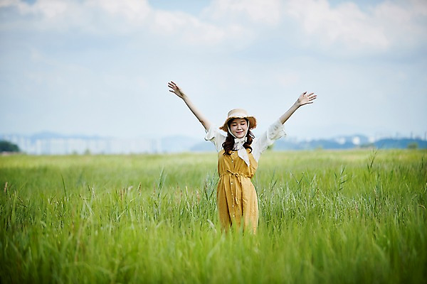 포토 JPG 주간 구름 여자 하늘 한명 서기 미소 사람 손짓 상반신 20대 야외 앞모습 여름 손들기 눈감음 맑음 한국인 힐링 챙모자 화성시 성인여자한명만 우음도 갈대습지 국내포토 자연요소 모자_잡화 1 계절 뷰포인트 섬 모션 날씨 표정 동양인 청년 습지 경기도 화성_경기도 여자한명만 성인여자만 파일형식