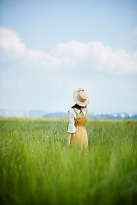 포토 JPG 주간 구름 응시 여자 하늘 한명 서기 사람 상반신 20대 야외 뒷모습 여름 맑음 한국인 올려보기 잡기 챙모자 화성시 성인여자한명만 우음도 갈대습지 국내포토 자연요소 모자_잡화 1 시선 계절 뷰포인트 섬 모션 날씨 동양인 청년 습지 경기도 화성_경기도 여자한명만 성인여자만 파일형식