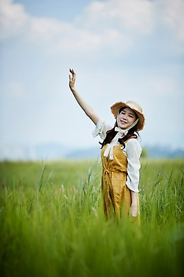 포토 JPG 주간 구름 여자 하늘 한명 서기 사람 손짓 상반신 20대 야외 옆모습 여름 손들기 눈감음 맑음 한국인 챙모자 화성시 성인여자한명만 우음도 갈대습지 국내포토 자연요소 모자_잡화 1 계절 뷰포인트 섬 모션 날씨 동양인 청년 습지 경기도 화성_경기도 여자한명만 성인여자만 파일형식