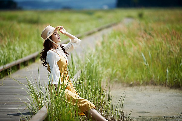 포토 JPG 주간 여자 휴식 한명 사람 앉기 상반신 20대 야외 옆모습 여름 손들기 눈감음 한국인 얼굴가리기 챙모자 가교 화성시 성인여자한명만 우음도 갈대습지 국내포토 자연요소 모자_잡화 1 건축물 계절 뷰포인트 섬 컨셉 모션 동양인 청년 가림 습지 경기도 화성_경기도 여자한명만 성인여자만 파일형식