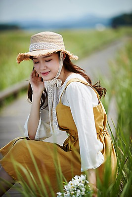 포토 JPG 주간 여자 꽃 한명 미소 사람 앉기 상반신 20대 야외 옆모습 여름 눈감음 한국인 챙모자 가교 화성시 성인여자한명만 우음도 갈대습지 국내포토 자연요소 식물 모자_잡화 1 건축물 계절 뷰포인트 섬 모션 표정 동양인 청년 습지 경기도 화성_경기도 여자한명만 성인여자만 파일형식