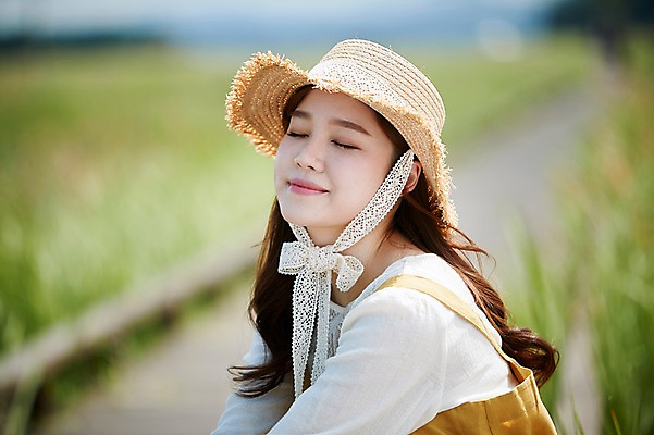 포토 JPG 주간 여자 얼굴 한명 미소 사람 앉기 근접촬영 상반신 20대 야외 옆모습 여름 눈감음 한국인 챙모자 화성시 성인여자한명만 우음도 갈대습지 국내포토 자연요소 모자_잡화 1 계절 뷰포인트 섬 모션 표정 동양인 청년 신체부위 습지 경기도 화성_경기도 여자한명만 성인여자만 파일형식