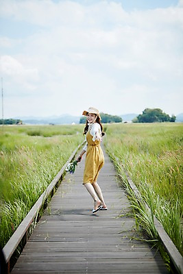 포토 JPG 주간 전신 구름 여자 꽃다발 하늘 한명 미소 들기 사람 20대 야외 옆모습 여름 달리기 맑음 한국인 즐거움 힐링 챙모자 가교 화성시 성인여자한명만 우음도 갈대습지 국내포토 자연요소 모자_잡화 1 건축물 계절 꽃 감정 뷰포인트 섬 모션 날씨 표정 동양인 청년 습지 경기도 화성_경기도 여자한명만 성인여자만 파일형식