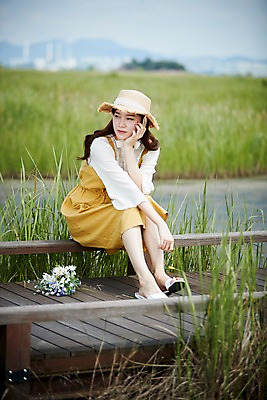 포토 JPG 주간 전신 응시 여자 꽃 꽃다발 휴식 한명 사람 앉기 20대 야외 앞모습 여름 맑음 턱괴기 한국인 힐링 챙모자 가교 화성시 성인여자한명만 우음도 갈대습지 국내포토 자연요소 식물 모자_잡화 1 건축물 시선 계절 뷰포인트 섬 컨셉 모션 날씨 동양인 청년 습지 경기도 화성_경기도 여자한명만 성인여자만 파일형식