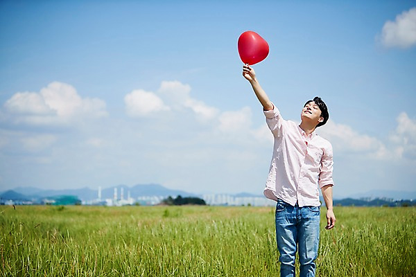 포토 JPG 구름 남자 하늘 한명 서기 들기 사람 상반신 20대 앞모습 손들기 눈감음 맑음 한국인 하트 잡기 하트풍선 화성시 성인남자한명만 우음도 갈대습지 국내포토 자연요소 모양 1 뷰포인트 섬 모션 날씨 동양인 청년 습지 풍선 경기도 화성_경기도 남자한명만 성인남자만 파일형식