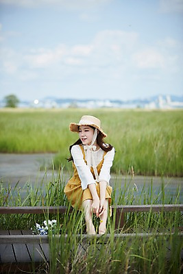 포토 JPG 주간 전신 응시 여자 꽃 휴식 한명 사람 앉기 20대 야외 앞모습 여름 맑음 한국인 힐링 챙모자 가교 화성시 성인여자한명만 우음도 갈대습지 국내포토 자연요소 식물 모자_잡화 1 건축물 시선 계절 뷰포인트 섬 컨셉 모션 날씨 동양인 청년 습지 경기도 화성_경기도 여자한명만 성인여자만 파일형식