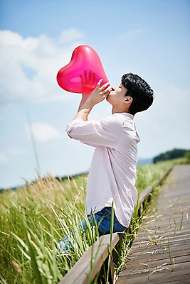 포토 JPG 주간 구름 남자 하늘 한명 서기 사람 앉기 상반신 20대 야외 옆모습 맑음 한국인 하트 즐거움 하트풍선 풍선불기 가교 화성시 성인남자한명만 우음도 갈대습지 국내포토 자연요소 모양 1 건축물 감정 뷰포인트 섬 모션 날씨 동양인 청년 습지 불기 풍선 경기도 화성_경기도 남자한명만 성인남자만 파일형식