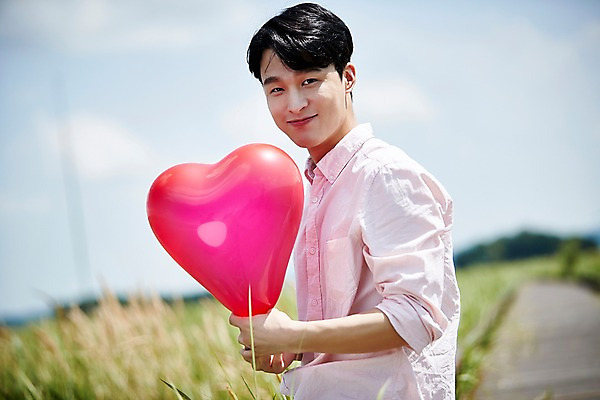 포토 JPG 주간 응시 남자 한명 서기 미소 들기 사람 상반신 20대 야외 앞모습 맑음 한국인 하트 잡기 즐거움 하트풍선 화성시 성인남자한명만 우음도 갈대습지 국내포토 자연요소 모양 1 시선 감정 뷰포인트 섬 모션 날씨 표정 동양인 청년 습지 풍선 경기도 화성_경기도 남자한명만 성인남자만 파일형식