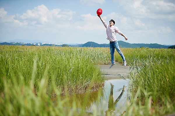 포토 JPG 주간 전신 구름 남자 하늘 산 한명 들기 사람 20대 야외 앞모습 맑음 점프 한국인 잡기 하트풍선 풍선 화성시 성인남자한명만 우음도 갈대습지 국내포토 자연요소 1 뷰포인트 섬 모션 날씨 동양인 청년 하트 습지 경기도 화성_경기도 남자한명만 성인남자만 파일형식
