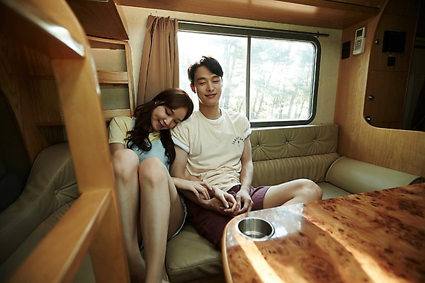 포토 JPG 주간 커플 여자 남자 여행 탁자 휴식 실내 사랑 사람 앉기 20대 야외 두명 앞모습 소파 눈감음 기댐 전시 캠핑 한국인 창가 캠핑카 성인만 영흥도 국내포토 자연요소 감정 뷰포인트 섬 가구 컨셉 의자 창문 관계 모션 자동차 레저 동양인 청년 내부 인천 파일형식