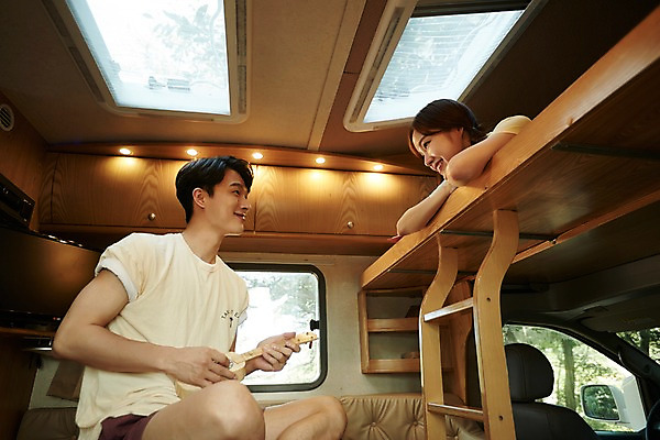 포토 JPG 주간 커플 여자 남자 엎드리기 여행 연주 창문 휴식 실내 사랑 미소 사람 앉기 상반신 20대 야외 두명 옆모습 캠핑 한국인 우쿨렐레 캠핑카 2층 성인만 영흥도 국내포토 자연요소 감정 음악 뷰포인트 섬 컨셉 관계 모션 자동차 현악기 레저 표정 동양인 청년 내부 층 인천 파일형식