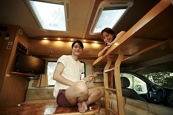 포토 JPG 주간 전신 커플 여자 남자 엎드리기 여행 창문 탁자 휴식 실내 사랑 미소 사람 앉기 상반신 20대 야외 두명 앞모습 캠핑 한국인 우쿨렐레 캠핑카 2층 성인만 영흥도 국내포토 자연요소 감정 뷰포인트 섬 가구 컨셉 관계 모션 자동차 현악기 레저 표정 동양인 청년 내부 층 인천 파일형식