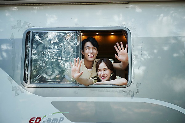 포토 JPG 주간 커플 여자 남자 여행 창문 휴식 미소 사람 상반신 20대 야외 두명 앞모습 손들기 기댐 캠핑 한국인 인사 캠핑카 성인만 영흥도 국내포토 자연요소 뷰포인트 섬 컨셉 관계 모션 자동차 레저 표정 동양인 청년 예절 인천 파일형식