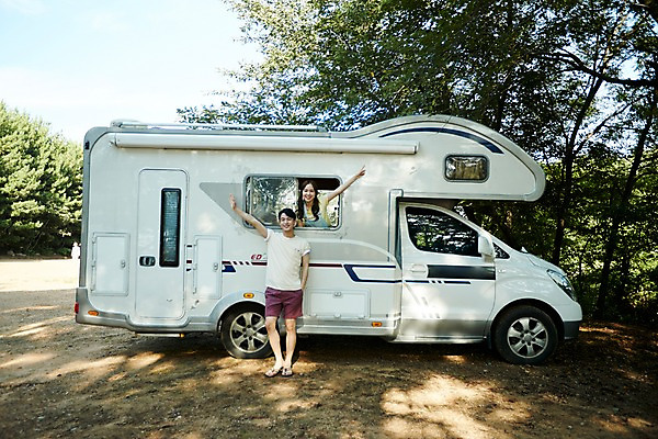 포토 JPG 주간 전신 커플 여자 남자 여행 창문 휴식 사랑 서기 미소 사람 상반신 20대 야외 두명 앞모습 손들기 기댐 캠핑 한국인 숲속 주머니손 캠핑카 성인만 영흥도 국내포토 자연요소 감정 뷰포인트 섬 컨셉 관계 모션 자동차 레저 표정 동양인 청년 숲 인천 파일형식