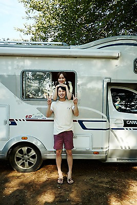 포토 JPG 주간 전신 커플 여자 남자 여행 장난 창문 휴식 사랑 서기 미소 사람 상반신 20대 야외 두명 앞모습 기댐 캠핑 한국인 창가 브이 캠핑카 성인만 영흥도 국내포토 자연요소 감정 뷰포인트 섬 컨셉 관계 모션 자동차 레저 표정 동양인 손짓 청년 인천 파일형식