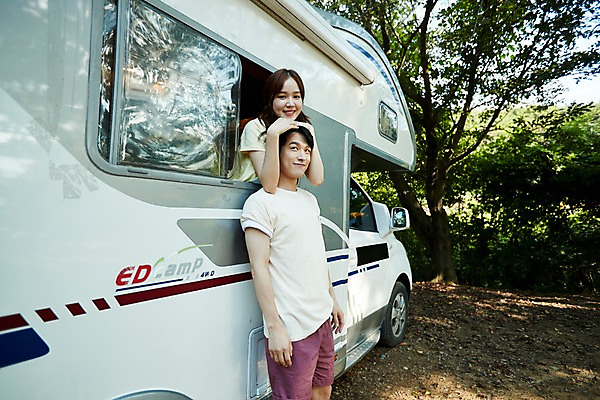 포토 JPG 주간 커플 여자 남자 여행 장난 창문 휴식 서기 미소 사람 상반신 20대 야외 두명 앞모습 기댐 캠핑 한국인 숲속 창가 캠핑카 성인만 영흥도 국내포토 자연요소 뷰포인트 섬 컨셉 관계 모션 자동차 레저 표정 동양인 청년 숲 인천 파일형식