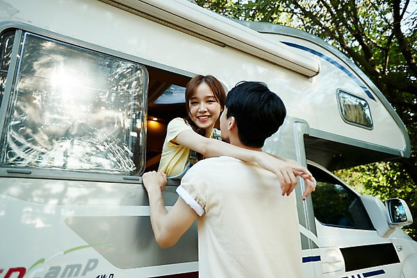 포토 JPG 주간 커플 여자 남자 여행 창문 안기 휴식 사랑 서기 미소 사람 상반신 20대 야외 두명 앞모습 뒷모습 마주보기 캠핑 한국인 숲속 창가 캠핑카 성인만 영흥도 국내포토 자연요소 감정 뷰포인트 섬 컨셉 관계 모션 자동차 레저 표정 동양인 청년 숲 인천 파일형식