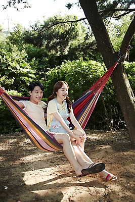 포토 JPG 주간 전신 커플 여자 남자 여행 휴식 미소 사람 앉기 20대 야외 두명 옆모습 캠핑 한국인 숲속 해먹 성인만 영흥도 국내포토 자연요소 뷰포인트 섬 컨셉 관계 모션 레저 표정 동양인 청년 침대 숲 인천 파일형식