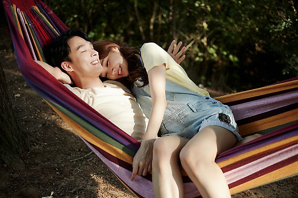 포토 JPG 주간 커플 여자 남자 여행 안기 휴식 사랑 미소 사람 상반신 20대 야외 두명 옆모습 눕기 캠핑 한국인 숲속 해먹 성인만 영흥도 국내포토 자연요소 감정 뷰포인트 섬 컨셉 관계 모션 레저 표정 동양인 청년 침대 숲 인천 파일형식