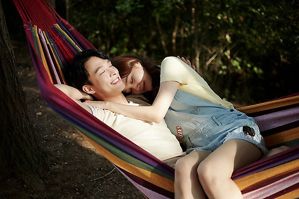 포토 JPG 주간 커플 여자 남자 여행 안기 휴식 사랑 미소 사람 상반신 20대 야외 두명 옆모습 눕기 눈감음 캠핑 한국인 숲속 해먹 성인만 영흥도 국내포토 자연요소 감정 뷰포인트 섬 컨셉 관계 모션 레저 표정 동양인 청년 침대 숲 인천 파일형식