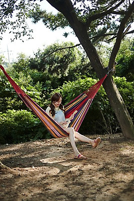 포토 JPG 주간 전신 여자 연주 휴식 한명 사람 앉기 20대 야외 옆모습 캠핑 한국인 숲속 우쿨렐레 즐거움 해먹 성인여자한명만 영흥도 국내포토 자연요소 1 감정 음악 뷰포인트 섬 컨셉 모션 현악기 레저 동양인 청년 침대 숲 인천 여자한명만 성인여자만 파일형식