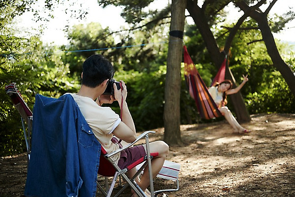 포토 JPG 주간 전신 커플 여자 남자 여행 사람 앉기 20대 야외 두명 앞모습 뒷모습 카메라 사진촬영 캠핑 한국인 숲속 해먹 야외의자 성인만 영흥도 국내포토 자연요소 뷰포인트 섬 의자 관계 모션 레저 동양인 청년 전자제품 촬영 침대 숲 인천 파일형식