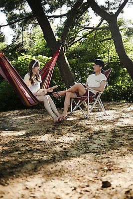 포토 JPG 주간 전신 커플 여자 남자 여행 휴식 미소 사람 앉기 20대 야외 두명 옆모습 마주보기 캠핑 한국인 숲속 우쿨렐레 즐거움 해먹 야외의자 성인만 영흥도 국내포토 자연요소 감정 뷰포인트 섬 컨셉 의자 관계 모션 현악기 레저 표정 동양인 청년 침대 숲 인천 파일형식