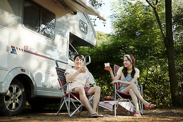 포토 JPG 주간 전신 커플 여자 남자 여행 맥주 미소 들기 사람 앉기 20대 야외 두명 앞모습 치킨 캠핑 한국인 숲속 캠핑카 야외의자 야외테이블 성인만 영흥도 치맥 국내포토 자연요소 뷰포인트 섬 의자 관계 모션 자동차 탁자 레저 주류 표정 동양인 청년 숲 인천 닭고기요리 파일형식