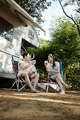 포토 JPG 주간 전신 커플 여자 남자 여행 맥주 미소 사람 앉기 20대 야외 두명 옆모습 마주보기 치킨 캠핑 한국인 즐거움 캠핑카 야외의자 야외테이블 성인만 영흥도 치맥 국내포토 자연요소 감정 뷰포인트 섬 의자 관계 모션 자동차 탁자 레저 주류 표정 동양인 청년 인천 닭고기요리 파일형식