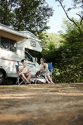 포토 JPG 주간 전신 커플 여자 남자 여행 맥주 미소 사람 앉기 20대 야외 두명 앞모습 옆모습 마주보기 캠핑 한국인 숲 캠핑카 야외의자 야외테이블 성인만 영흥도 국내포토 자연요소 뷰포인트 섬 의자 관계 모션 자동차 탁자 레저 주류 표정 동양인 청년 인천 파일형식