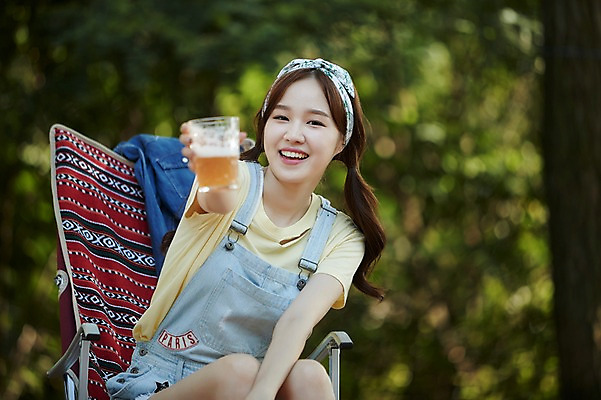 포토 JPG 주간 여자 여행 맥주 한명 미소 들기 사람 상반신 20대 야외 앞모습 캠핑 한국인 야외의자 성인여자한명만 영흥도 국내포토 자연요소 1 뷰포인트 섬 의자 모션 레저 주류 표정 동양인 청년 인천 여자한명만 성인여자만 파일형식