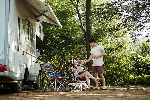 포토 JPG 주간 전신 커플 여자 남자 행복 여행 맥주 사랑 서기 미소 사람 앉기 20대 야외 두명 앞모습 옆모습 마주보기 캠핑 한국인 캠핑카 야외의자 야외테이블 성인만 영흥도 국내포토 자연요소 감정 뷰포인트 섬 의자 관계 모션 자동차 탁자 레저 주류 표정 동양인 청년 인천 파일형식