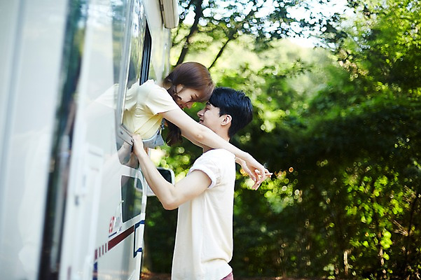 포토 JPG 주간 나무 커플 여자 남자 여행 창문 안기 사랑 서기 미소 사람 상반신 20대 야외 두명 옆모습 캠핑 한국인 캠핑카 이마맞대기 성인만 영흥도 국내포토 자연요소 식물 감정 뷰포인트 섬 관계 모션 자동차 레저 표정 동양인 청년 인천 얼굴맞대기 파일형식